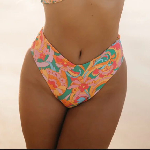 skatie nadi print bikini. Top can be worn 3 different ways. - Picture 2 of 6